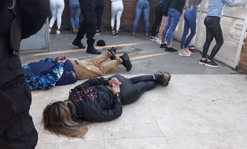 Fiestas clandestinas sin restricciones: más de 100 personas detenidas, drogas y armas secuestradas