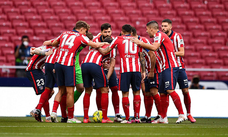 Atlético de Madrid ganó sobre el final y quedó a un paso del título