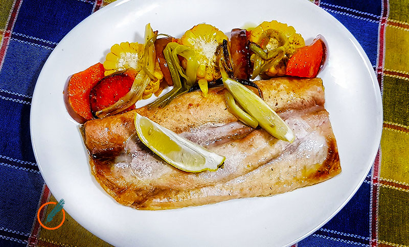 Boga al horno con papillote de verduras