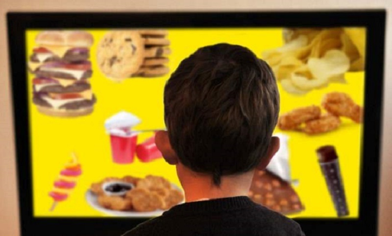 ¿Cómo influye la publicidad en la alimentación de los niños?