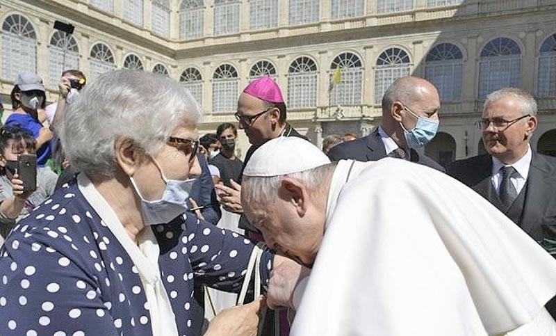 El Papa emocionó con su gesto hacia una sobreviviente del Holocausto