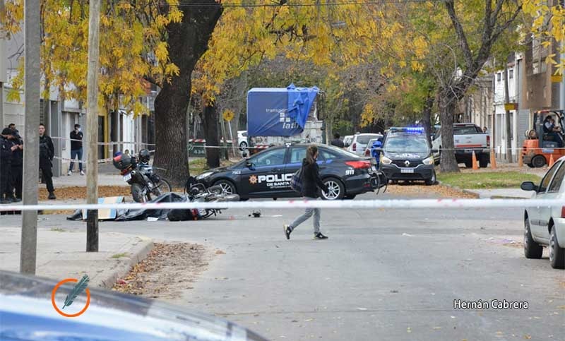 Un policía murió al ser chocado por un colectivo en el macrocentro de la ciudad