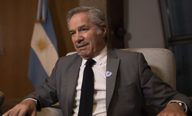 Solá puso a disposición aviones argentinos para traer vacunas de EEUU