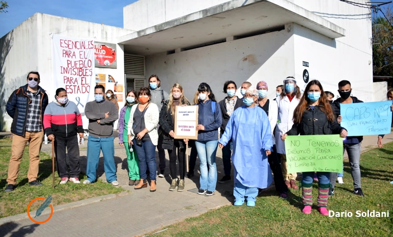 Abrazo simbólico al centro de salud “Che Guevara” por mejoras en las condiciones laborales