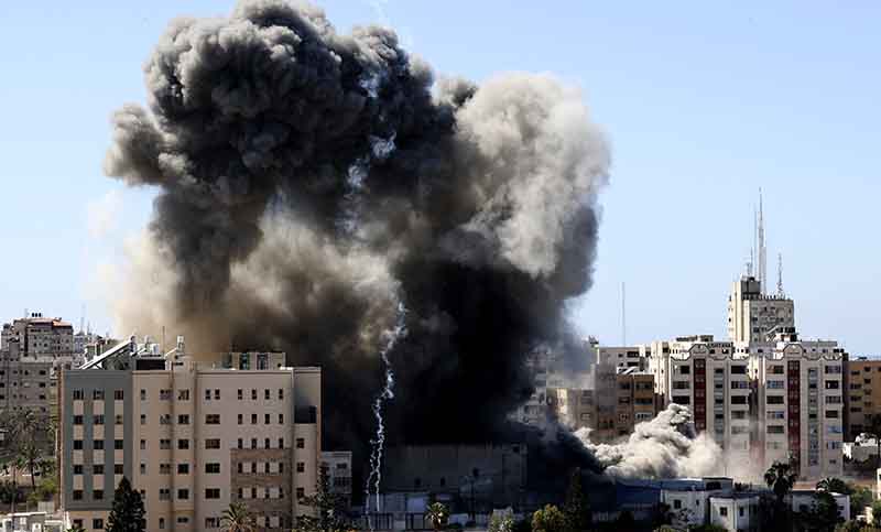 Bombardeo israelí destruyó edificio de Gaza donde funcionaban medios de prensa internacionales