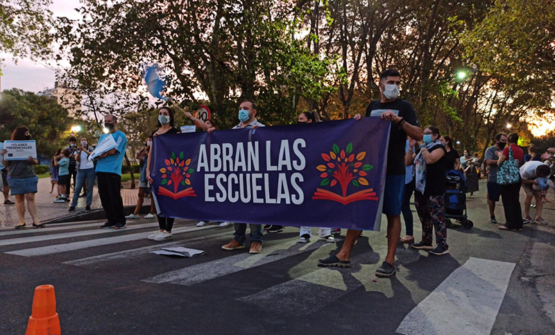 Familiares de alumnos protestaron antes de la suspensión de clases