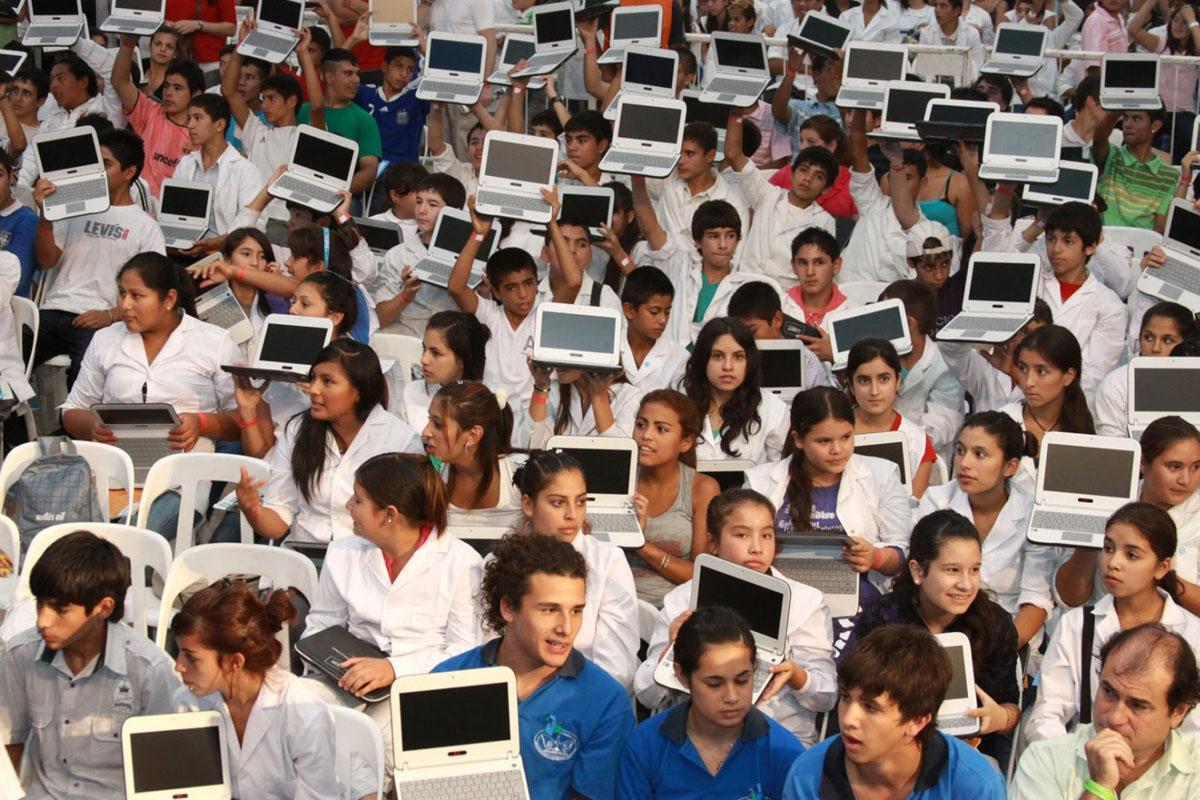Fernández anuncia el reparto de 633.000 netbooks a estudiantes de escuelas secundarias