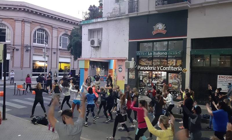 Gimnasios del centro rosarino realizaron protesta con una clase de zumba en la vía pública