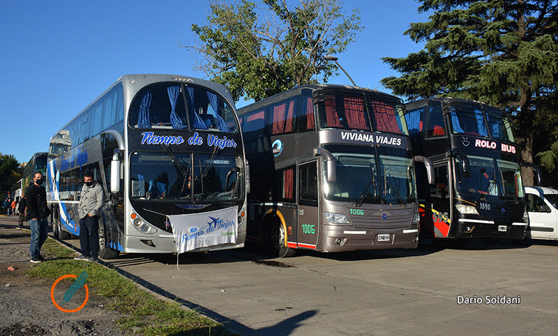 Transporte de media y larga distancia y vuelos de cabotaje funcionarán solo para esenciales