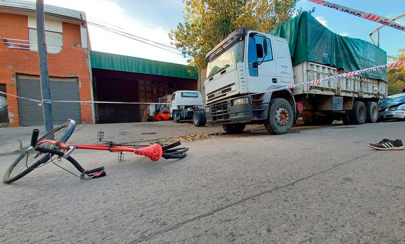 Falleció un ciclista que había sido embestido por un auto en zona sur