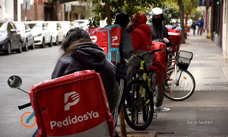 España regula a repartidores de «apps» y fija antecedente global: “Hay que animarse”