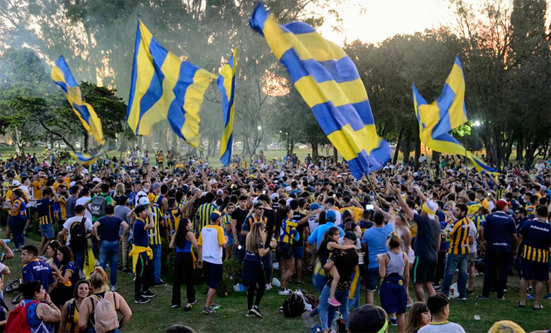 Sin control: una gran cantidad de hinchas canallas se juntó en el Parque Alem