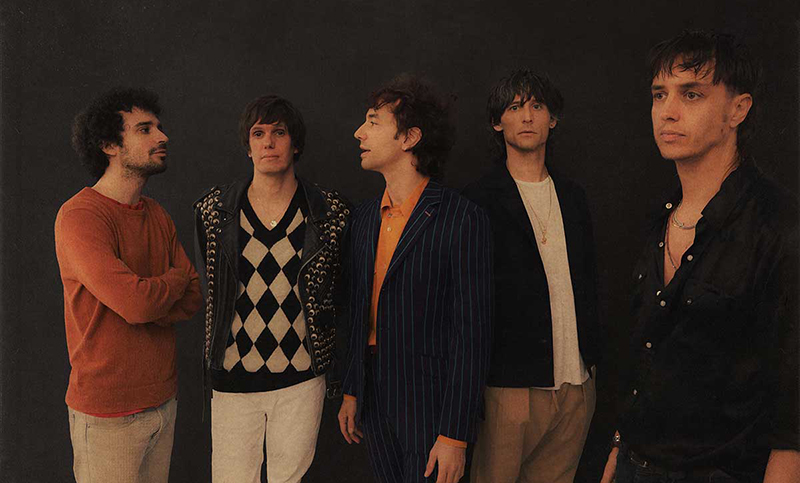 The Strokes hizo su primer acústico para apoyar a Mayla Wiley