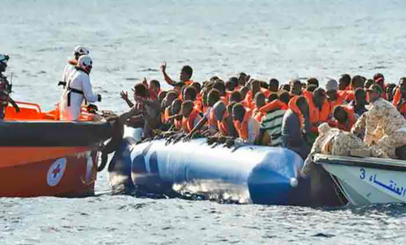 Más de 50 desaparecidos tras naufragar el barco en el que intentaban alcanzar las costas de Europa