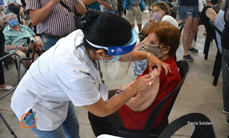 Covid y vacunas: «Se busca inmunidad pero los humanos no somos un rebaño»