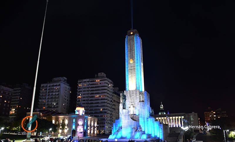 El Monumento se volvió a iluminar en la previa del Día de la Bandera