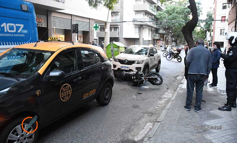 Choque entre dos autos y una moto dejó a un motociclista herido