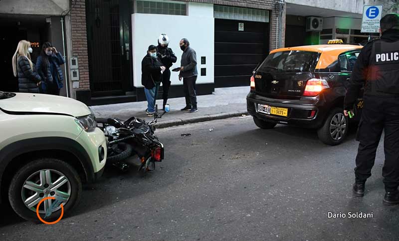 Choque entre dos autos y una moto dejó a un motociclista herido