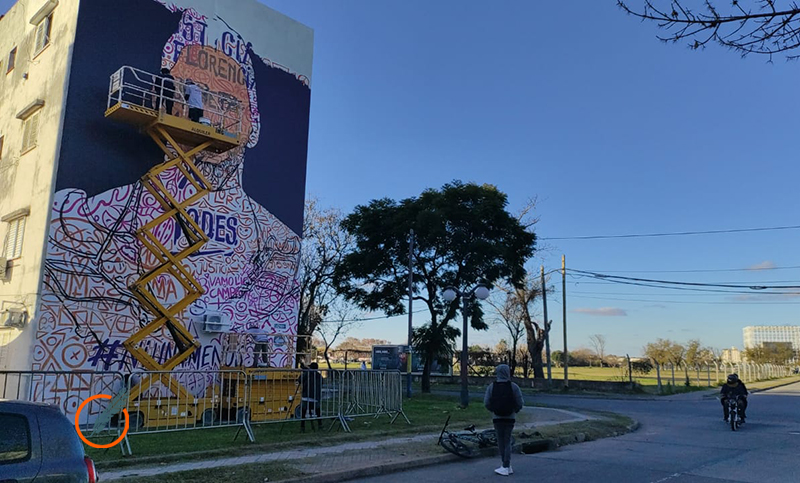Comenzó la pintada del mural de Messi en el barrio que lo vio nacer