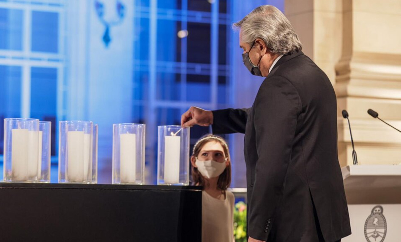 Alberto Fernández encabezó un acto en honor a los muertos por coronavirus en el país