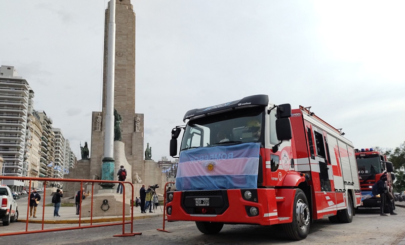 “Sirenazo” de Bomberos Voluntarios en el Monumento: piden vacunas