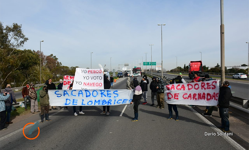 Trabajadores realizan cortes para pedir la vuelta de la pesca y la actividad náutica