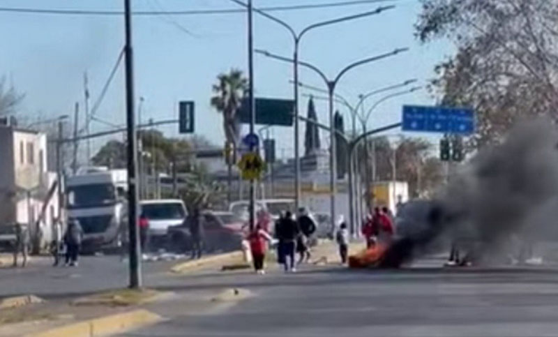 Vecinos cortaron avenida Perón tras estar cinco días sin suministro eléctrico