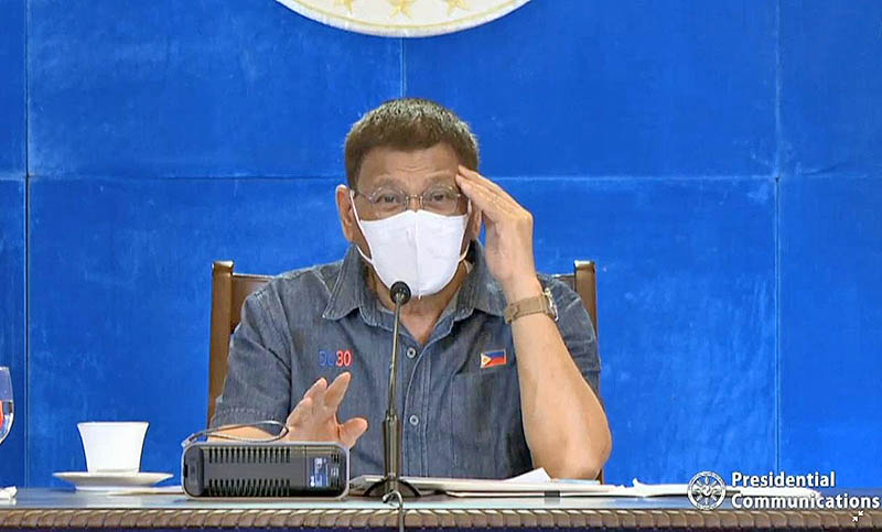 El presidente de Filipinas dijo que arrestará a quienes no se vacunen y se las inyectará “por el trasero”