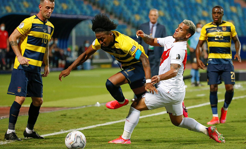 Ecuador lo ganaba pero Perú reaccionó a tiempo y empataron 2 a 2