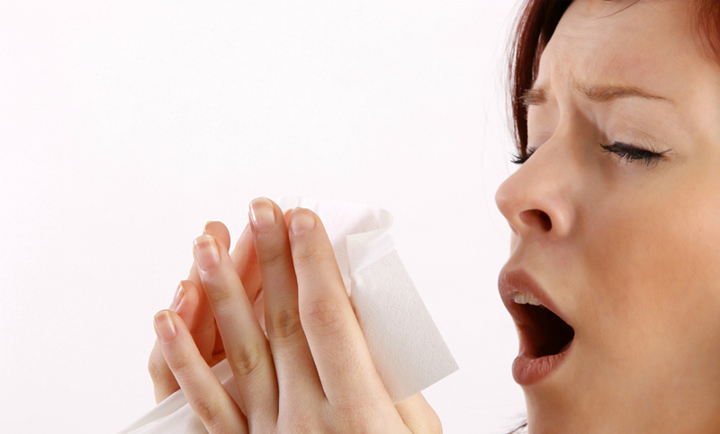 Estornudar demasiado puede ser un síntoma de Covid para los vacunados