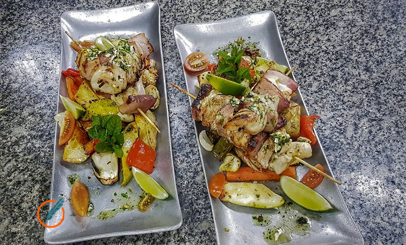 Brochet de pollo con vegetales horneados y salsa gremolata