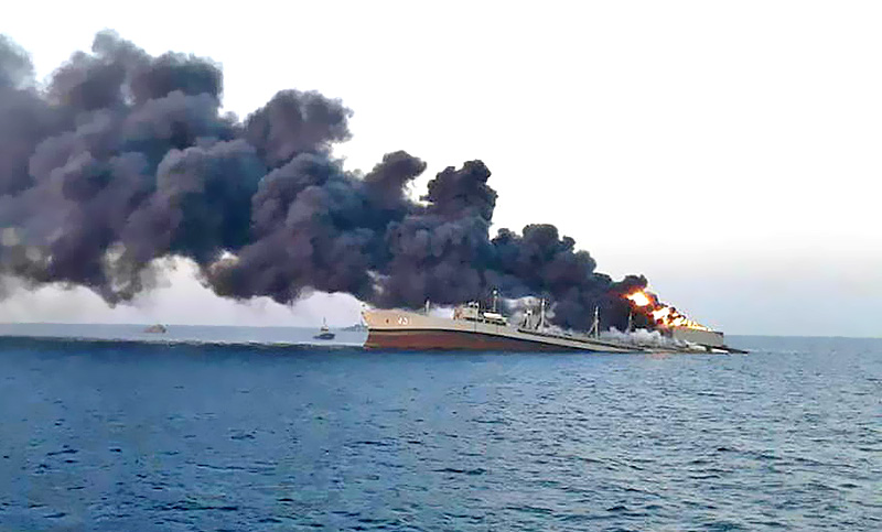 Se incendió y se hundió el barco más grande de la armada de Irán en el Golfo de Omán