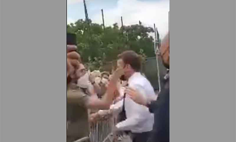 Un hombre abofetea a Macron en el sur de Francia