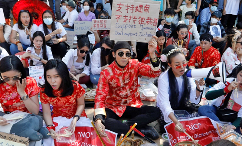 La junta militar de Myanmar libera a más de 2.000 presos por protestas prodemocráticas