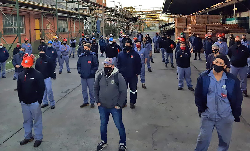 Los trabajadores petroleros paran por tiempo indeterminado y bloquean refinerías