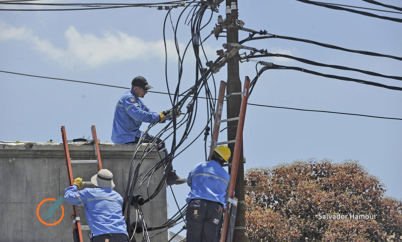 Los trabajadores de Luz y Fuerza se declararon en “estado de alerta” por la falta de vacunas para el sector