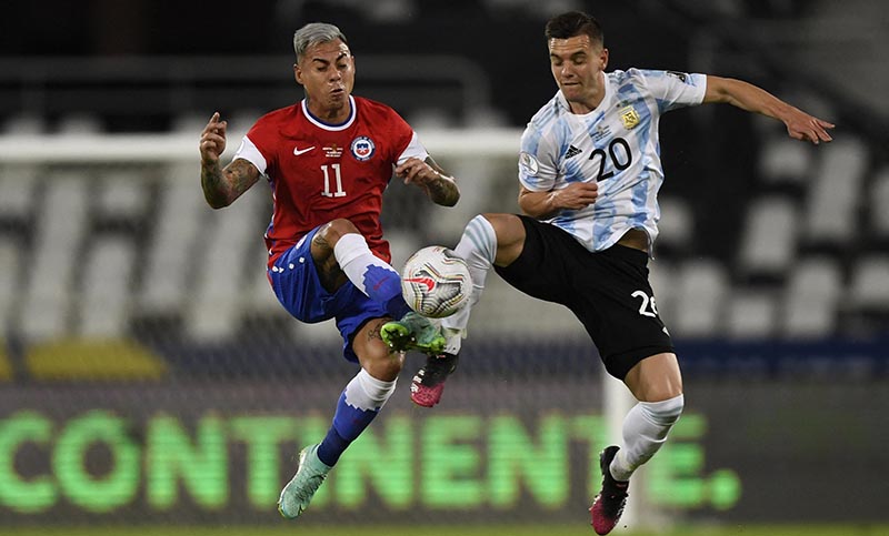 Argentina fue más que Chile pero no logró pasar del empate en el debut