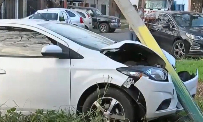 Zona sur: robaron un auto y chocaron contra una columna cuando se daban a la fuga