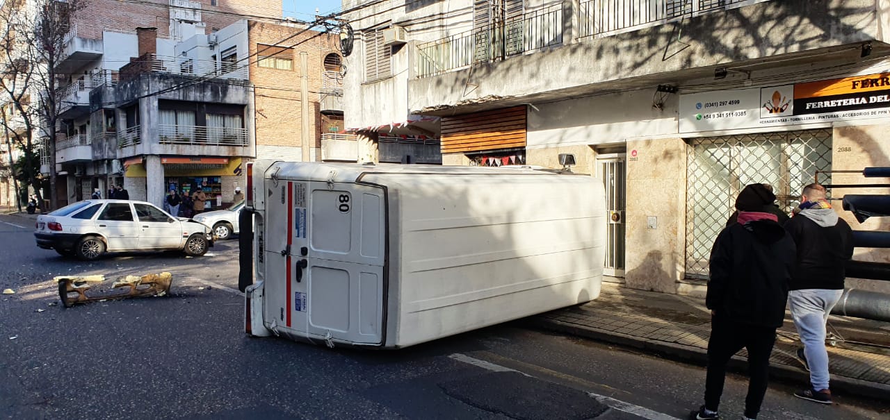 Violento choque entre un auto y una camioneta que terminó volcando sobre la vereda