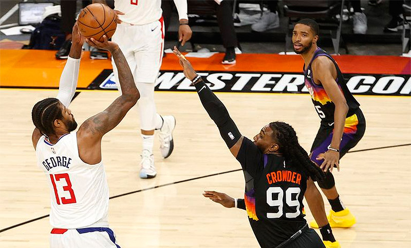 Clippers ganó de visitante y estira la definición de la Conferencia Oeste