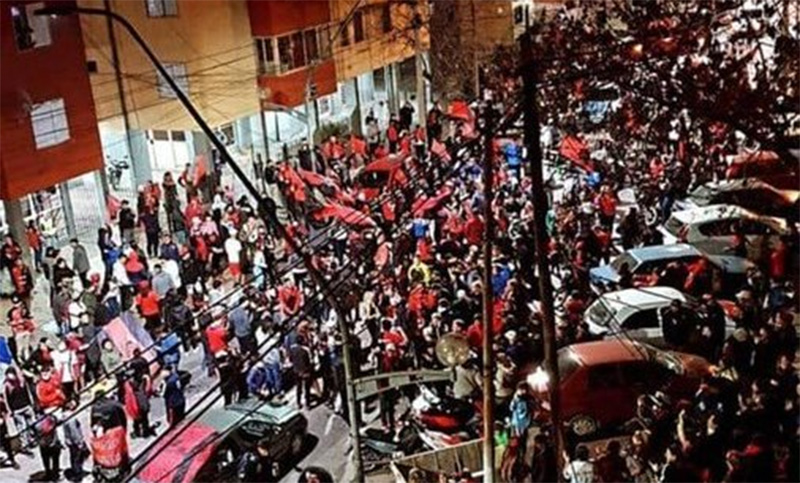 Los hinchas de Colón festejaron sin cuidado el pase a la final de la Copa de la Liga