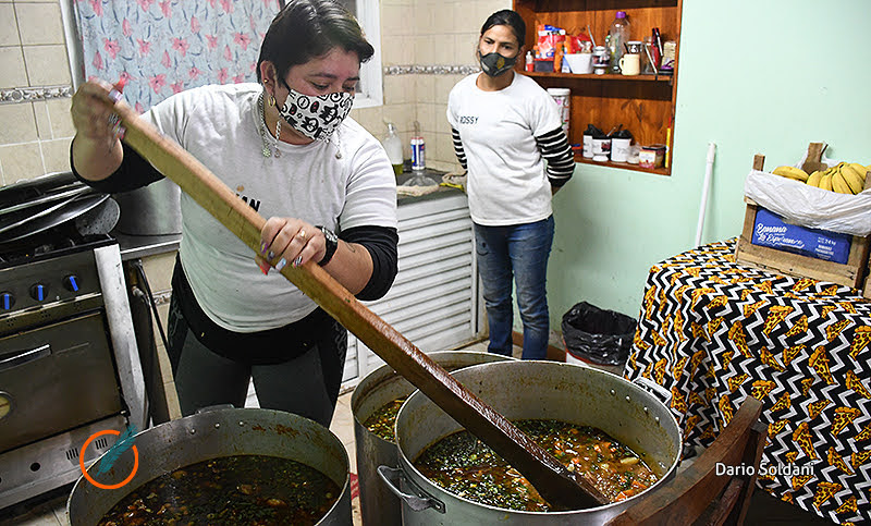Un matrimonio y grupo de mujeres entregan 400 viandas solidarias por día