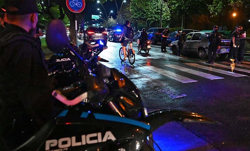 Fiestas clandestinas, comensales escondidos en los baños y dos inspectores golpeados