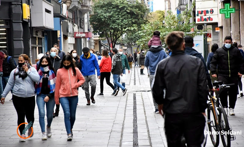 Rosario: negocios abiertos y un mundo de gente en las calles