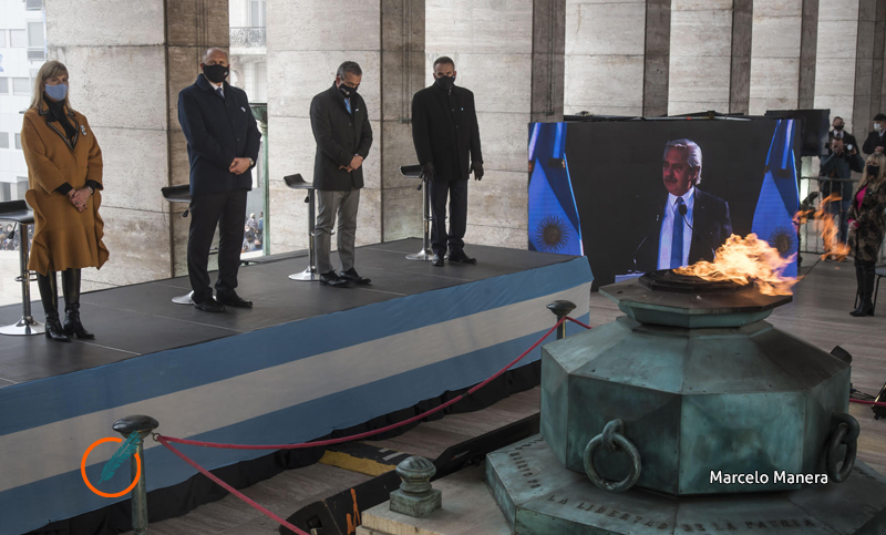 Fernández: “La bandera es la representación de la libertad, la igualdad y la solidaridad”