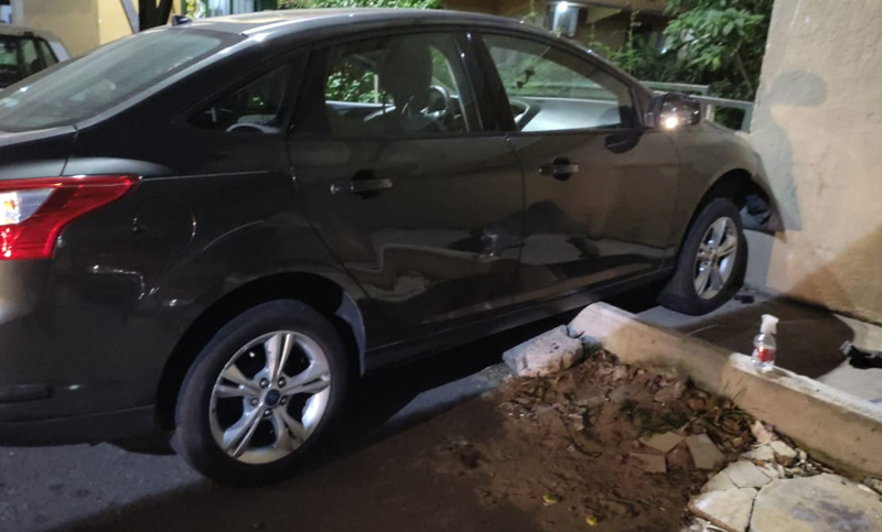 Los asaltaron en su casa, les robaron el auto y, en la huida, chocaron a pocas cuadras