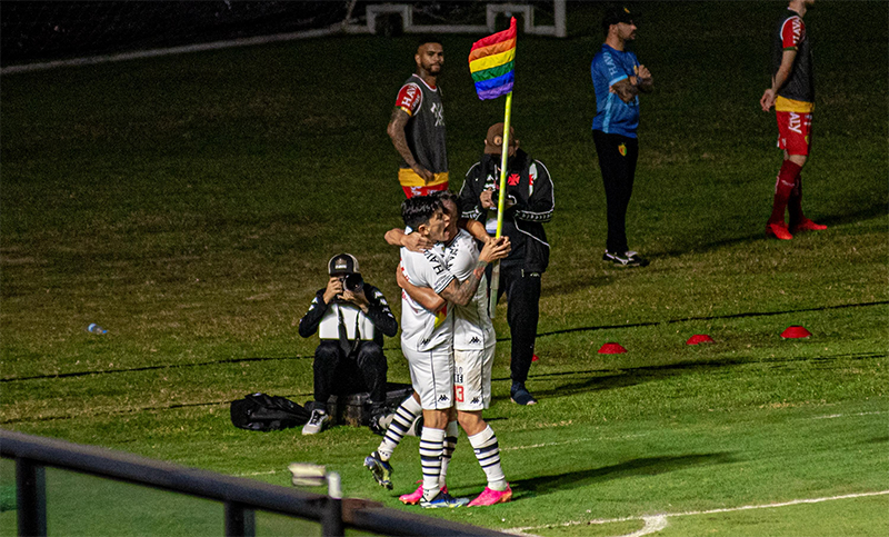 En Brasil, Germán Cano festejó un gol con la bandera del orgullo LGTBI+