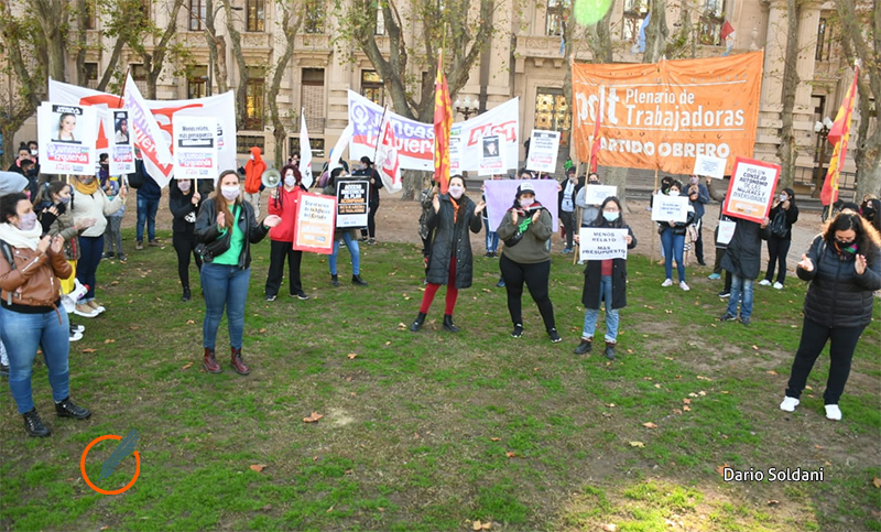 Organizaciones de mujeres cortaron frente a Gobernación en un nuevo aniversario del “Ni una menos”