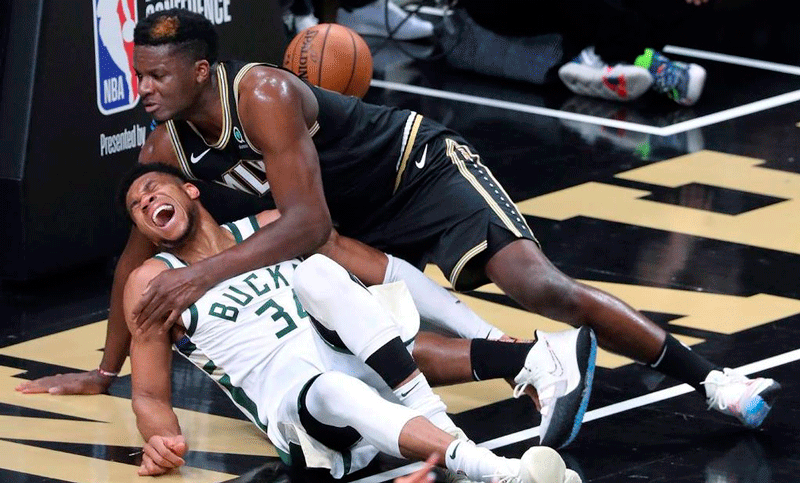 Noche de terror para Bucks: dura derrota, lesión de Giannis y serie igualada