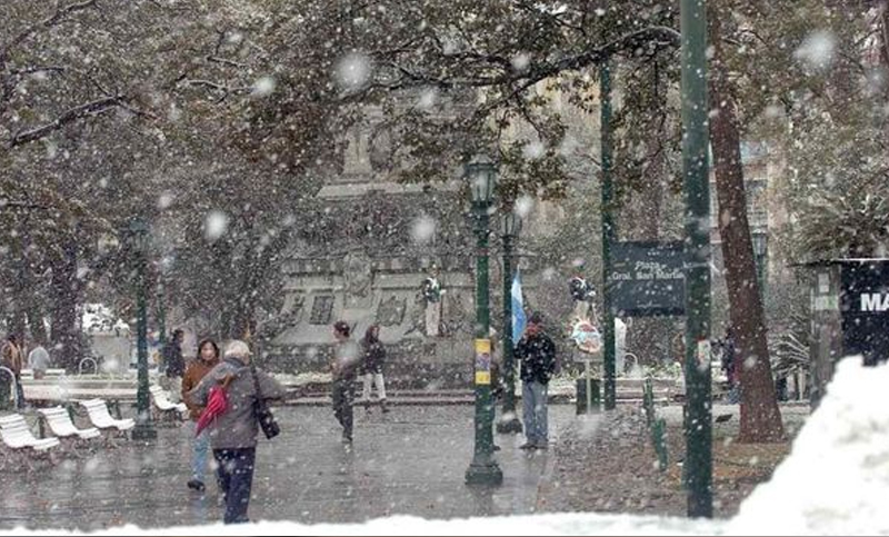 En medio de la ola de frío y tras 14 años, nevó en la ciudad de Córdoba